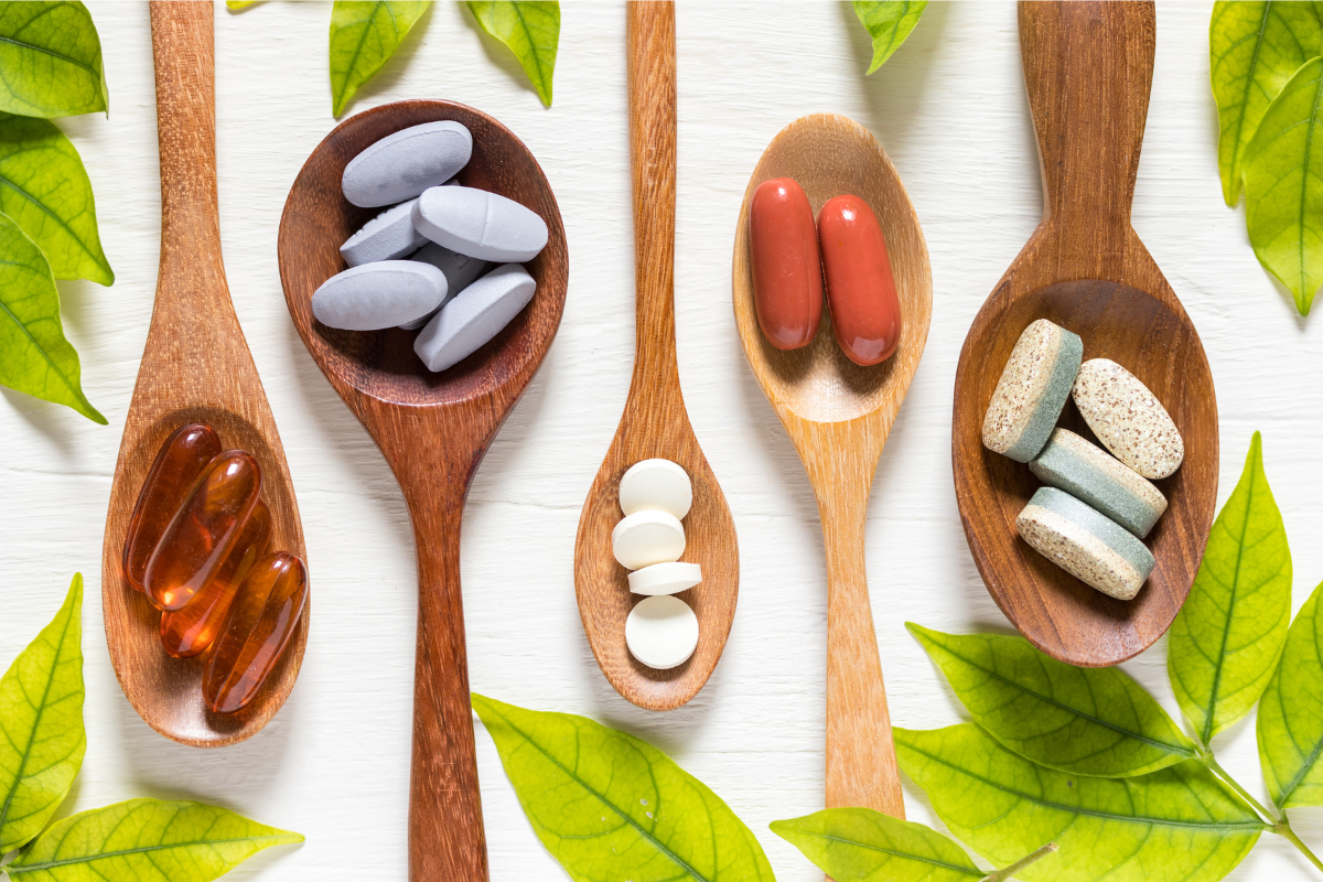 Diferentes suplementos y cápsulas